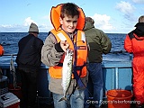 Sebastian (Juniorvinder på turen) der står med makrellen (800g) 